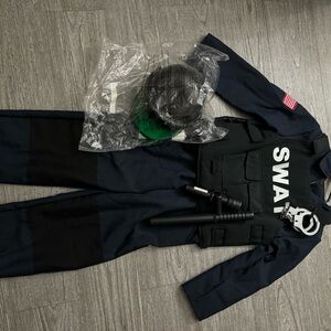 Im selling a 3 kids costume.